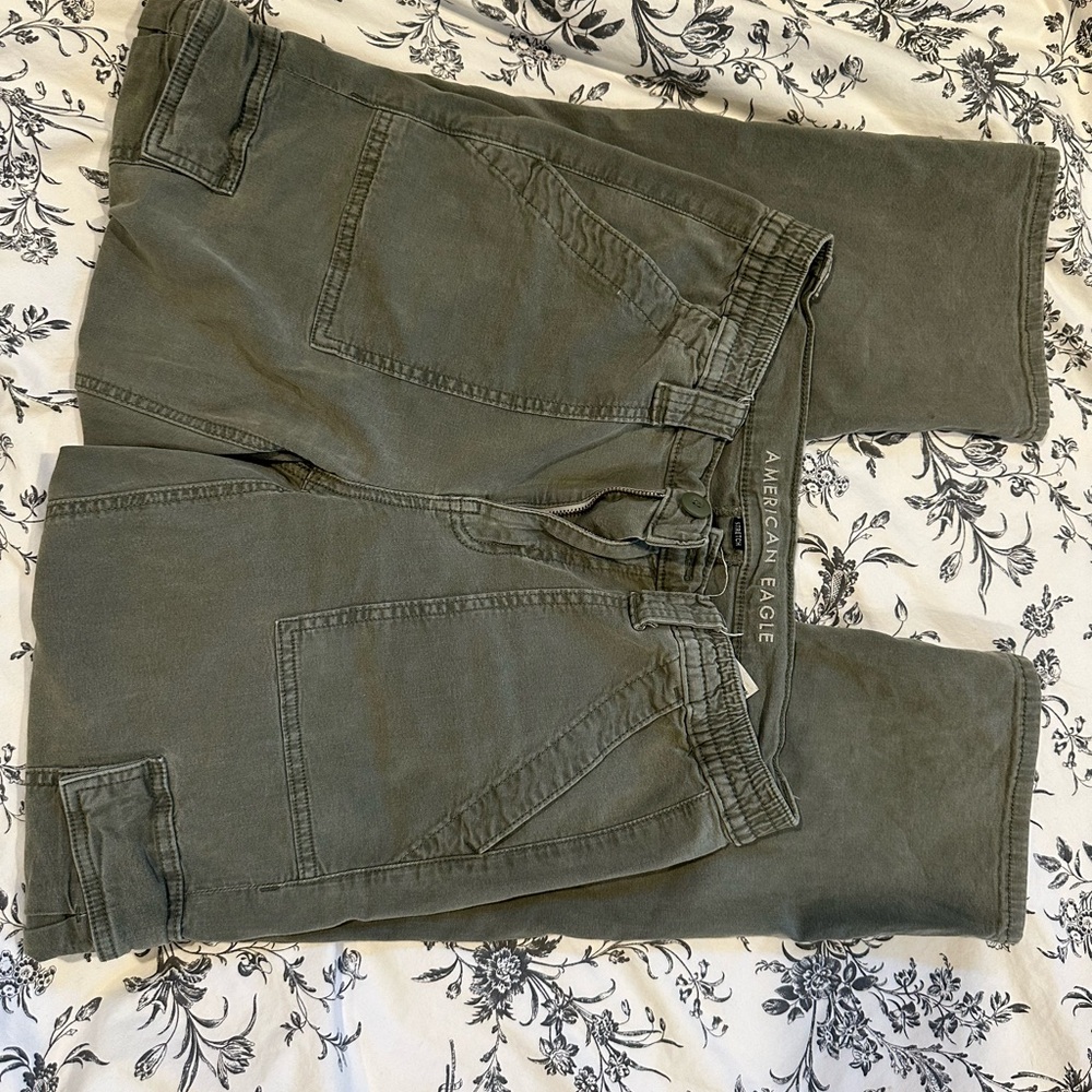 Woman’s cargo pants bundle of 3!